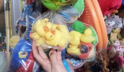 Vịt cao su chứa độc tràn lan tại Việt Nam