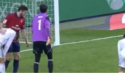 Sợ Bale ghi bàn, Ronaldo “cản” bóng ngay trên vạch vôi