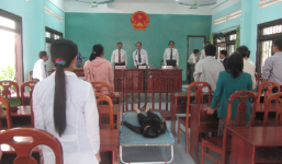 Vụ án trộm dê: Bị cáo nằm giường xếp nghe xét xử