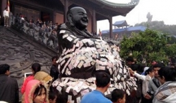'Nhét tiền vào tay Phật là phỉ báng, vái như bổ củi là sai'