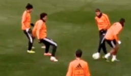 Ronaldo “nhảy tưng tưng” ăn mừng pha bóng kỹ thuật trên sân tập