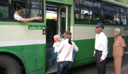 Người cao tuổi được miễn phí xe bus ở Tp Hồ Chí Minh