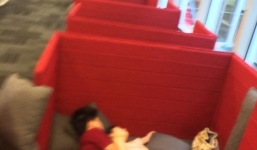 Phản cảm cặp đôi sinh viên ôm nhau ngủ khi ôn thi tại trường