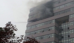 Cháy lớn tại ĐH Ngoại thương Hà Nội: Đang tìm người mắc kẹt