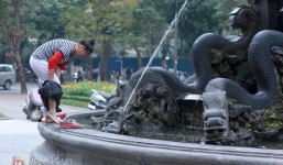 Người phụ nữ khỏa thân tắm tại vòi phun nước giữa trung tâm Hà Nội 