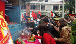 Hàng ngàn người dân kính cẩn đón hài cốt liệt sĩ