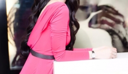 Ngọc Trinh lấp ló lưng trần tỏa sáng bên dàn sao Việt