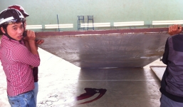 Một học sinh bị cửa nhà đa năng đè chết