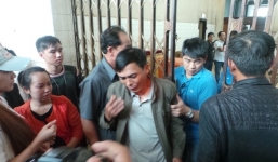 Cha mẹ ngã quỵ khi nhận diện thi thể bốn sinh viên chết cháy