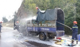 Xe ôtô bốc cháy, người dân giúp cứu cả trăm thùng bia