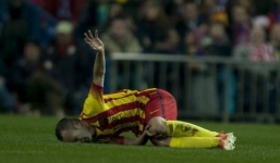 Iniesta dính chấn thương đầu gối