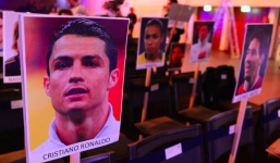 Ronaldo và Messi bị BTC Gala Quả bóng vàng “chơi khăm'