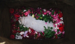 Cộng đồng mạng xúc động trước lễ tang cho chó cưng