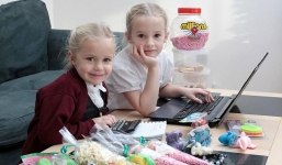 Chị em bé 4 tuổi trở thành doanh nhân trẻ nhất nước Anh nhờ… buôn kẹo