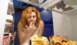 Mẹo đẩy lùi thói quen ăn uống vô độ