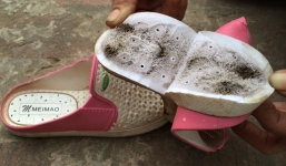 Những dấu hiệu lạ bên trong dép mềm Trung Quốc