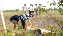 Phát hiện thi thể nam sinh lớp 11 tại bãi cỏ hoang