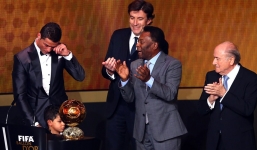 Ronaldo khóc như “trẻ con” khi nhận Quả bóng vàng