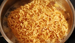 Axit oxalic trong mỳ tôm có thể gây tử vong?