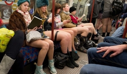 Choáng hàng ngàn người tham gia ngày hội 'không quần' 