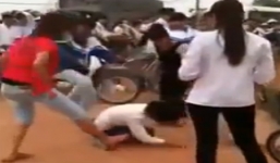 Đình chỉ học nữ sinh đánh bạn dã man giữa đường