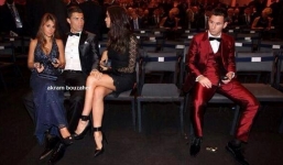 Ảnh chế: Ronaldo giành bóng vàng, bồ Messi bỏ theo CR7