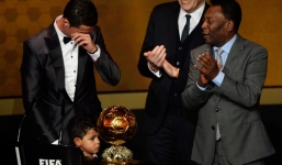 Tiết lộ: Ronaldo bật khóc rưng rức như trẻ con vì… mẹ