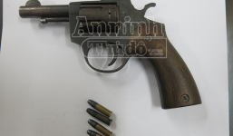 Mang súng colt theo người, sẵn sàng… “chiến”