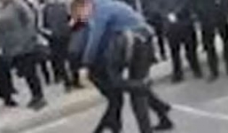 Clip: Hô vang “giết nó đi” để cổ vũ nam sinh đánh bạn