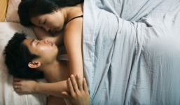 'Anh đừng cởi mà hãy xé áo quần của em'