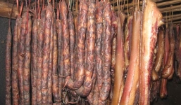 Dân công sở lùng đặc sản biếu Tết sếp