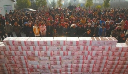 Thuê 7 vệ sĩ canh gần 200 kg tiền mặt để thưởng cuối năm