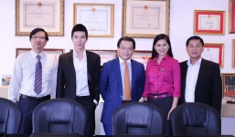 Hé lộ chức danh cao cấp của bố Nathan Lee