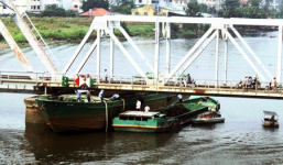 Giải cứu sà lan mắc kẹt dưới cầu sắt hơn 100 tuổi