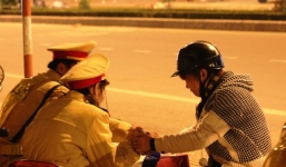 Thiếu nữ nói tiếng Hàn, khóc tiếng Việt khi bị giữ xe