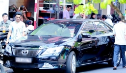 Ưng Hoàng Phúc bị bắt gặp đưa đón Kim Cương