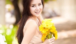 Vy Oanh diện áo yếm xinh như thiên thần