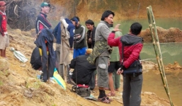 Dầm mình trong nước lạnh sau khi có người vớt được sưa 20 tỷ