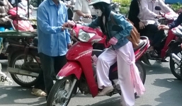 'Hiệp sĩ đường phố' đạp ngã tên cướp, giành lại xe máy cho nữ sinh