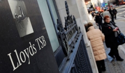  ATM tự động nhả tiền, hàng chục người xếp hàng 'vây hứng'