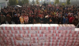 Tiền thưởng Tết được người dân Trung Quốc dựng bức tường dài 2m