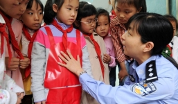 Sờ ngực nữ sinh, giáo viên bị tố lạm dụng tình dục