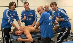 Sướng vì nhận được bóng vàng, Ronaldo quyết thưởng lớn