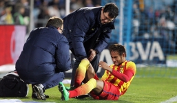 Neymar chấn thương, Barca trả giá đắt cho vé vào tứ kết