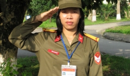 Nữ giáo viên mang con nhỏ đi thi GDQP-AN