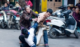 Con cầm kéo đánh mẹ giữa phố, dân không dám can ngăn