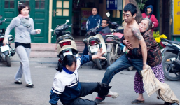 Sự thật vụ con dùng kéo đâm mẹ giữa phố