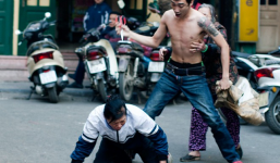 Clip: Nhân chứng kể vụ 'con cầm kéo đâm mẹ giữa phố'