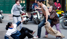 Vụ “con đâm mẹ giữa phố”: Bỏ đi chơi ngay sau khi vung kéo