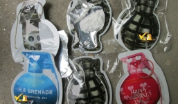 Đồ chơi Trung Quốc phát nổ bán tràn lan ngoài cổng trường Hà Nội